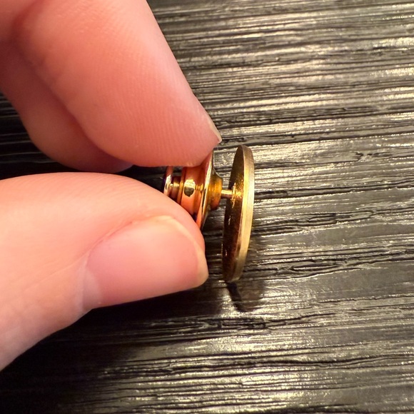 Vintage 1988 Mary Kay 25 Years Faux Diamond Chip Gold Tone Lapel Pin Round - Picture 5 of 5